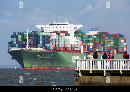 Cuxhaven, Allemagne - 14 juin 2014 : CSCL-Star-Typs porte-conteneurs. Navire ultra grand récipient (CUM) sur sa façon de Bremerhaven. En passant par "Alte Liebe' Banque D'Images