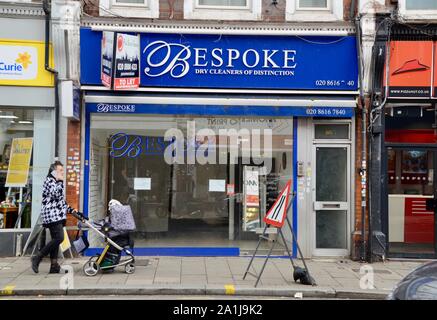 Vide et fermé les entreprises et boutiques dans le nord de Londres Angleterre Royaume-uni Banque D'Images