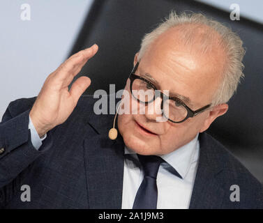 27 septembre 2019, Hessen, Frankfurt/Main : Fritz Keller, le nouveau président de la DFB, gesticule durant son discours. Le Bundestag de la Fédération allemande de football (DFB) est placé sous la devise 'Bund für die Zukunft - Im Team den Fußball gestalten'. Photo : Boris Roessler/dpa Banque D'Images