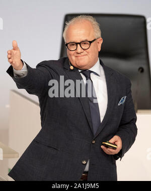 27 septembre 2019, Hessen, Frankfurt/Main : Fritz Keller, le nouveau président de la DFB, gesticule durant son discours. Le Bundestag de la Fédération allemande de football (DFB) est placé sous la devise 'Bund für die Zukunft - Im Team den Fußball gestalten'. Photo : Boris Roessler/dpa Banque D'Images