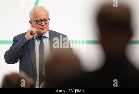 27 septembre 2019, Hessen, Frankfurt/Main : Fritz Keller, le nouveau président de la DFB, gesticule durant son discours. Le Bundestag de la Fédération allemande de football (DFB) est placé sous la devise 'Bund für die Zukunft - Im Team den Fußball gestalten'. Photo : Boris Roessler/dpa Banque D'Images