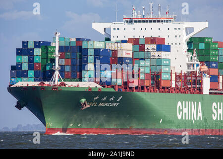 Cuxhaven, Allemagne - 14 juin 2014 : CSCL-Star-Typs porte-conteneurs. Navire ultra grand récipient (CUM) sur sa façon de Bremerhaven. En passant par "Alte Liebe' Banque D'Images