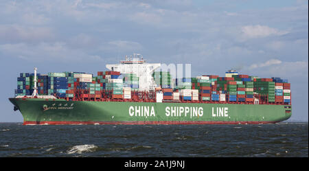 Cuxhaven, Allemagne - 14 juin 2014 : CSCL-Star-Typs porte-conteneurs. Navire ultra grand récipient (CUM) sur sa façon de Bremerhaven. En passant par "Alte Liebe' Banque D'Images