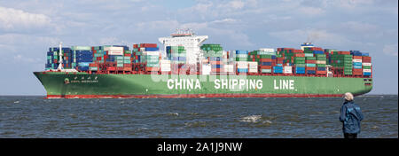 Cuxhaven, Allemagne - 14 juin 2014 : CSCL-Star-Typs porte-conteneurs. Navire ultra grand récipient (CUM) sur sa façon de Bremerhaven. En passant par "Alte Liebe' Banque D'Images