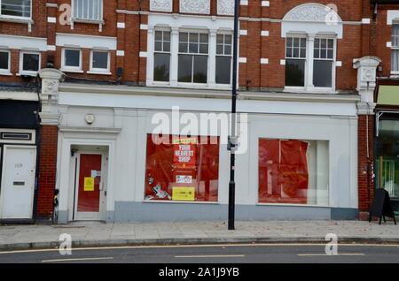 Vide et fermé les entreprises et boutiques dans le nord de Londres Angleterre Royaume-uni - ladbrokes Banque D'Images