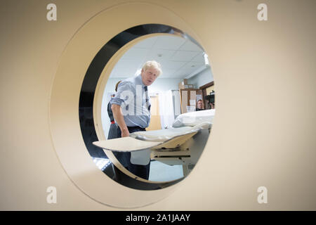 Premier ministre Boris Johnson rencontre le personnel et voit un scanner IRM au cours d'une visite à l'hôpital Princess Alexandra à Harlow, Essex de l'annonce, le matériel d'examen du nouveau patient. PA Photo. Photo date : vendredi 27 septembre, 2019. Le premier ministre s'engage une révision de dépistage du cancer, avec le financement de 300 machines de diagnostic dans les hôpitaux à travers l'Angleterre. Voir la politique histoire Brexit PA. Crédit photo doit se lire : Stefan Rousseau/PA Wire Banque D'Images