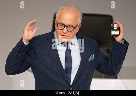 27 septembre 2019, Hessen, Frankfurt/Main : Fritz Keller, le nouveau président de la DFB, gesticule durant son discours. Le Bundestag de la Fédération allemande de football (DFB) est placé sous la devise 'Bund für die Zukunft - Im Team den Fußball gestalten'. Photo : Boris Roessler/dpa Banque D'Images