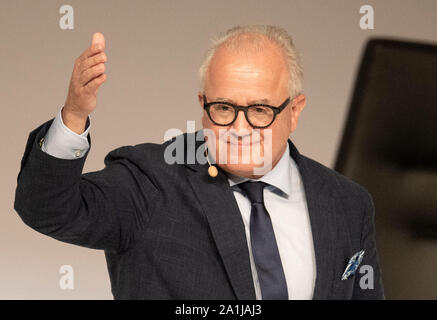 27 septembre 2019, Hessen, Frankfurt/Main : Fritz Keller, le nouveau président de la DFB, gesticule durant son discours. Le Bundestag de la Fédération allemande de football (DFB) est placé sous la devise 'Bund für die Zukunft - Im Team den Fußball gestalten'. Photo : Boris Roessler/dpa Banque D'Images