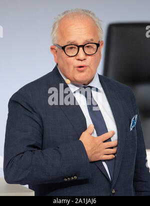 27 septembre 2019, Hessen, Frankfurt/Main : Fritz Keller, le nouveau président de la DFB, gesticule durant son discours. Le Bundestag de la Fédération allemande de football (DFB) est placé sous la devise 'Bund für die Zukunft - Im Team den Fußball gestalten'. Photo : Boris Roessler/dpa Banque D'Images