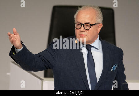 27 septembre 2019, Hessen, Frankfurt/Main : Fritz Keller, le nouveau président de la DFB, gesticule durant son discours. Le Bundestag de la Fédération allemande de football (DFB) est placé sous la devise 'Bund für die Zukunft - Im Team den Fußball gestalten'. Photo : Boris Roessler/dpa Banque D'Images