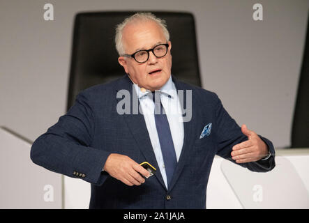 27 septembre 2019, Hessen, Frankfurt/Main : Fritz Keller, le nouveau président de la DFB, gesticule durant son discours. Le Bundestag de la Fédération allemande de football (DFB) est placé sous la devise 'Bund für die Zukunft - Im Team den Fußball gestalten'. Photo : Boris Roessler/dpa Banque D'Images