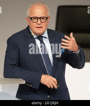 27 septembre 2019, Hessen, Frankfurt/Main : Fritz Keller, le nouveau président de la DFB, gesticule durant son discours. Le Bundestag de la Fédération allemande de football (DFB) est placé sous la devise 'Bund für die Zukunft - Im Team den Fußball gestalten'. Photo : Boris Roessler/dpa Banque D'Images