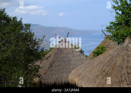 L'archipel des îles Alor Indonésie maisons traditionnelles vue paysage Banque D'Images