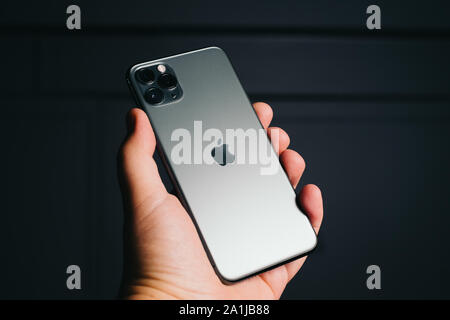 Septembre 2019, Riga - Le nouveau Apple iPhone 11 Pro Max est affiché à des fins rédactionnelles. Banque D'Images