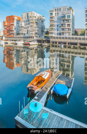 Les bateaux de plaisance au mouillage dans quartier westhafen, résidentiel bâtiments en arrière-plan Banque D'Images