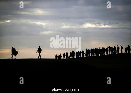 Matthieu Fitzpatrick et sa caddie traverser sur la 4e journée verte pendant deux de l'Alfred Dunhill Links Championship à Kingsbarns Golf Links. Banque D'Images