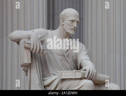 Archives nationales, statue de vieil homme avec un livre fermé et défilement intitulé Étude le passé, Washington, D.C. Banque D'Images