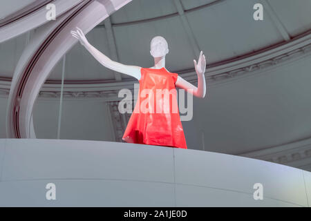 Exposition Mary Quant le Victoria & Albert Museum London UK female mannequin en robe rouge Banque D'Images