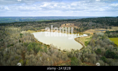 Landes de Monteneuf (Bretagne, nord-ouest de la France) : Vue aérienne des landes de Monteneuf, réserve naturelle de la forêt de Brocéliande. Étang de Quehehon Banque D'Images