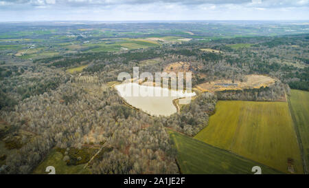 Landes de Monteneuf (Bretagne, nord-ouest de la France) : Vue aérienne des landes de Monteneuf, réserve naturelle de la forêt de Brocéliande. Étang de Quehehon Banque D'Images