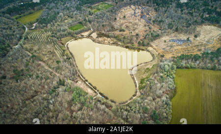 Landes de Monteneuf (Bretagne, nord-ouest de la France) : Vue aérienne des landes de Monteneuf, réserve naturelle de la forêt de Brocéliande. Étang de Quehehon Banque D'Images