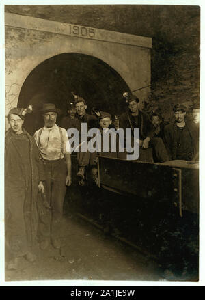 Comité national de travail des enfants. N° 72. Entrée principale, Gary W. Va. Mine. Les conducteurs et les mineurs d'aller travailler 7 heures rester sous terre jusqu'à 5 h 30. Banque D'Images