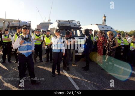 Événements à Lambeth Bridge, Londres à la fin de la grève du climat. Déplacé plusieurs centaines de manifestants de la police qui avaient bloqué le pont, 8 arrestations ont été effectuées. La grève de l'école pour le climat, AKA vendredi pour l'avenir, de la jeunesse et de la jeunesse pour le climat 4 climat de grève, est un mouvement international d'étudiants qui s'absentent de la classe à participer à des manifestations pour réclamer des mesures pour prévenir d'autres le réchauffement planétaire et le changement climatique. Le mars à Londres a été le plus grand à ce jour avec plus de 100 000 personnes Banque D'Images