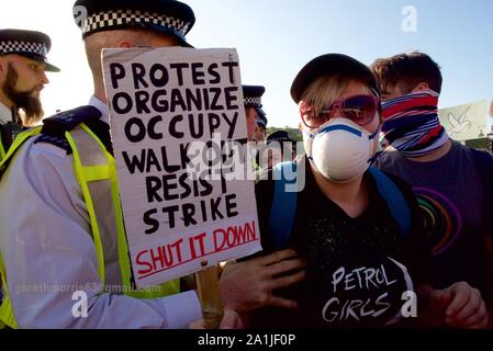 Événements à Lambeth Bridge, Londres à la fin de la grève du climat. Déplacé plusieurs centaines de manifestants de la police qui avaient bloqué le pont, 8 arrestations ont été effectuées. La grève de l'école pour le climat, AKA vendredi pour l'avenir, de la jeunesse et de la jeunesse pour le climat 4 climat de grève, est un mouvement international d'étudiants qui s'absentent de la classe à participer à des manifestations pour réclamer des mesures pour prévenir d'autres le réchauffement planétaire et le changement climatique. Le mars à Londres a été le plus grand à ce jour avec plus de 100 000 personnes Banque D'Images