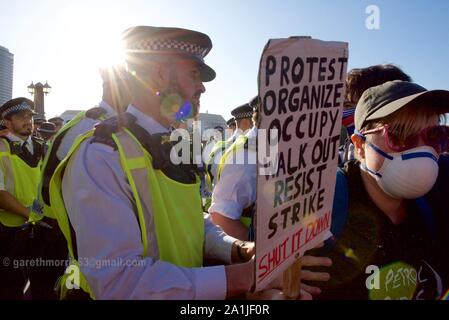 Événements à Lambeth Bridge, Londres à la fin de la grève du climat. Déplacé plusieurs centaines de manifestants de la police qui avaient bloqué le pont, 8 arrestations ont été effectuées. La grève de l'école pour le climat, AKA vendredi pour l'avenir, de la jeunesse et de la jeunesse pour le climat 4 climat de grève, est un mouvement international d'étudiants qui s'absentent de la classe à participer à des manifestations pour réclamer des mesures pour prévenir d'autres le réchauffement planétaire et le changement climatique. Le mars à Londres a été le plus grand à ce jour avec plus de 100 000 personnes Banque D'Images