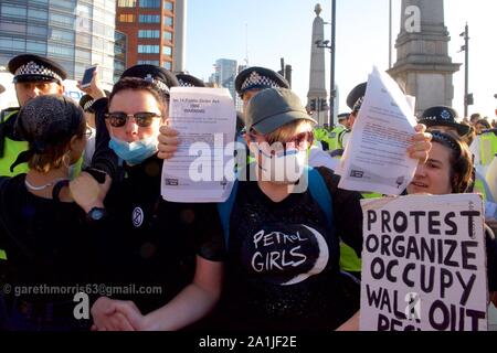 Événements à Lambeth Bridge, Londres à la fin de la grève du climat. Déplacé plusieurs centaines de manifestants de la police qui avaient bloqué le pont, 8 arrestations ont été effectuées. La grève de l'école pour le climat, AKA vendredi pour l'avenir, de la jeunesse et de la jeunesse pour le climat 4 climat de grève, est un mouvement international d'étudiants qui s'absentent de la classe à participer à des manifestations pour réclamer des mesures pour prévenir d'autres le réchauffement planétaire et le changement climatique. Le mars à Londres a été le plus grand à ce jour avec plus de 100 000 personnes Banque D'Images