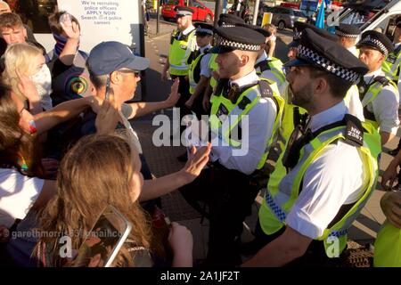 Événements à Lambeth Bridge, Londres à la fin de la grève du climat. Déplacé plusieurs centaines de manifestants de la police qui avaient bloqué le pont, 8 arrestations ont été effectuées. La grève de l'école pour le climat, AKA vendredi pour l'avenir, de la jeunesse et de la jeunesse pour le climat 4 climat de grève, est un mouvement international d'étudiants qui s'absentent de la classe à participer à des manifestations pour réclamer des mesures pour prévenir d'autres le réchauffement planétaire et le changement climatique. Le mars à Londres a été le plus grand à ce jour avec plus de 100 000 personnes Banque D'Images