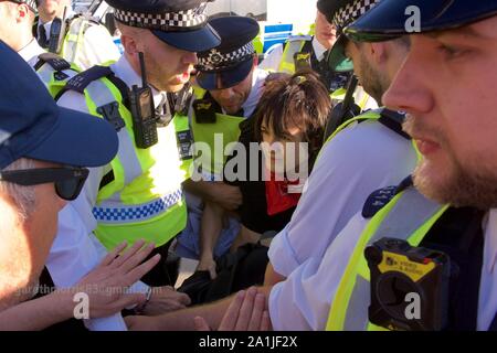 Événements à Lambeth Bridge, Londres à la fin de la grève du climat. Déplacé plusieurs centaines de manifestants de la police qui avaient bloqué le pont, 8 arrestations ont été effectuées. La grève de l'école pour le climat, AKA vendredi pour l'avenir, de la jeunesse et de la jeunesse pour le climat 4 climat de grève, est un mouvement international d'étudiants qui s'absentent de la classe à participer à des manifestations pour réclamer des mesures pour prévenir d'autres le réchauffement planétaire et le changement climatique. Le mars à Londres a été le plus grand à ce jour avec plus de 100 000 personnes Banque D'Images