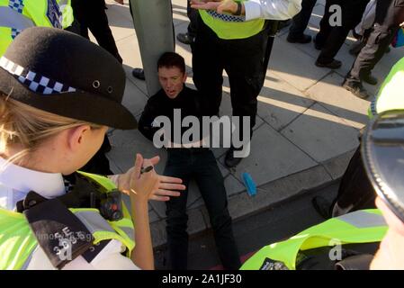 Événements à Lambeth Bridge, Londres à la fin de la grève du climat. Déplacé plusieurs centaines de manifestants de la police qui avaient bloqué le pont, 8 arrestations ont été effectuées. La grève de l'école pour le climat, AKA vendredi pour l'avenir, de la jeunesse et de la jeunesse pour le climat 4 climat de grève, est un mouvement international d'étudiants qui s'absentent de la classe à participer à des manifestations pour réclamer des mesures pour prévenir d'autres le réchauffement planétaire et le changement climatique. Le mars à Londres a été le plus grand à ce jour avec plus de 100 000 personnes Banque D'Images