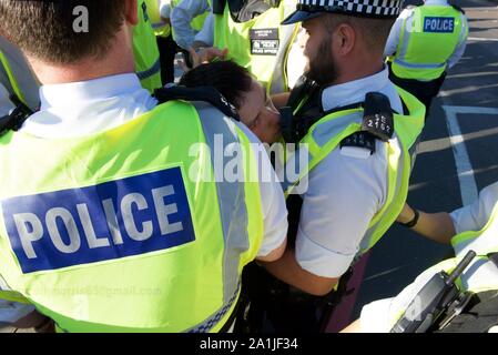 Événements à Lambeth Bridge, Londres à la fin de la grève du climat. Déplacé plusieurs centaines de manifestants de la police qui avaient bloqué le pont, 8 arrestations ont été effectuées. La grève de l'école pour le climat, AKA vendredi pour l'avenir, de la jeunesse et de la jeunesse pour le climat 4 climat de grève, est un mouvement international d'étudiants qui s'absentent de la classe à participer à des manifestations pour réclamer des mesures pour prévenir d'autres le réchauffement planétaire et le changement climatique. Le mars à Londres a été le plus grand à ce jour avec plus de 100 000 personnes Banque D'Images