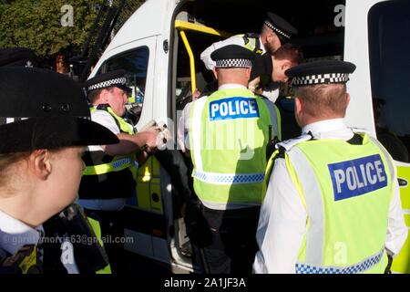 Événements à Lambeth Bridge, Londres à la fin de la grève du climat. Déplacé plusieurs centaines de manifestants de la police qui avaient bloqué le pont, 8 arrestations ont été effectuées. La grève de l'école pour le climat, AKA vendredi pour l'avenir, de la jeunesse et de la jeunesse pour le climat 4 climat de grève, est un mouvement international d'étudiants qui s'absentent de la classe à participer à des manifestations pour réclamer des mesures pour prévenir d'autres le réchauffement planétaire et le changement climatique. Le mars à Londres a été le plus grand à ce jour avec plus de 100 000 personnes Banque D'Images