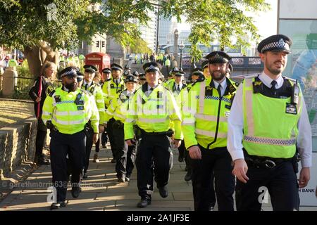 Événements à Lambeth Bridge, Londres à la fin de la grève du climat. Déplacé plusieurs centaines de manifestants de la police qui avaient bloqué le pont, 8 arrestations ont été effectuées. La grève de l'école pour le climat, AKA vendredi pour l'avenir, de la jeunesse et de la jeunesse pour le climat 4 climat de grève, est un mouvement international d'étudiants qui s'absentent de la classe à participer à des manifestations pour réclamer des mesures pour prévenir d'autres le réchauffement planétaire et le changement climatique. Le mars à Londres a été le plus grand à ce jour avec plus de 100 000 personnes Banque D'Images