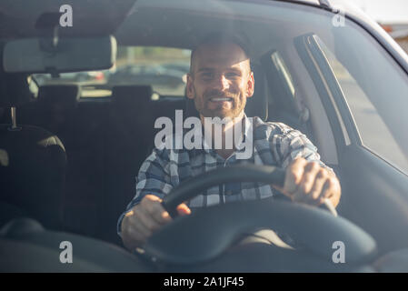 Un homme conduisant une voiture. Banque D'Images