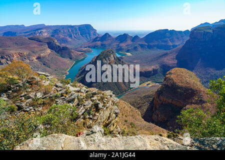 Vue impressionnante sur trois rondavels et le blyde river canyon en Afrique du Sud Banque D'Images