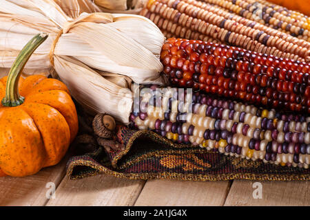 Libre d'automne coloré indian corn et mini pumpkin on a wooden surface Banque D'Images