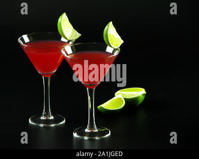 Bacardi cocktail sans alcool rouge vif de rhum blanc, le jus de lime et de grenadine, en verre décoré avec cocktail conique lime slices Banque D'Images