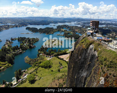 Grand rock formation donnant sur l'eau Banque D'Images