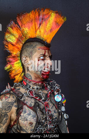 Londres, Royaume-Uni. 27 Sep, 2019. Le 15e anniversaire de l'édition de l'International Convention de Tatouage de Londres, la plus excitante, anticipées et retentissant succès célébration de l'art de corps dans le monde, est de retour pour le week-end du 27/28/29 septembre 2019 au Dock du tabac.Avec plus de 400 tatoueurs réunissant tous les styles de tatouage, du traditionnel. Réalisme, Aquarelle, Tribal, nouvelle école, Neo, Japonais, Blackwork., le burlesque spectacles, musique live et bien plus encore.Paul Quezada-Neiman/Alamy Live News Crédit : Paul/Quezada-Neiman Alamy Live News Banque D'Images