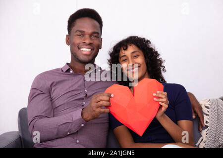 Romantic Couple tenant un coeur rouge à la maison Banque D'Images