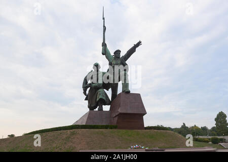 Sébastopol, en Crimée, la Russie - le 24 juillet 2019 : Monument à un soldat et marin à la flamme éternelle sur Cape Khrustalny dans le héros ville de Sébastopol, C Banque D'Images