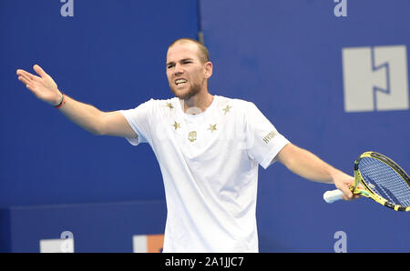 Zhuhai, la province chinoise du Guangdong. 27 Sep, 2019. Adrian Mannarino de France réagit au cours du match quart de finale hommes entre Adrian Mannarino Damir Dzumhur de France et de Bosnie-Herzégovine à Zhuhai ATP Championships à Zhuhai, Province du Guangdong en Chine du sud, le 27 septembre 2019. Hanxin Crédit : Lu/Xinhua/Alamy Live News Banque D'Images