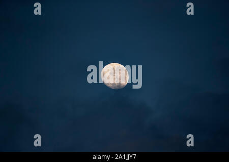 A n'en début de soirée shot de la lune prises au coucher du soleil avec un téléobjectif à partir d'un bateau-mouche sur la rivière Chobe au Botswana Banque D'Images