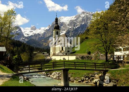 Église paroissiale Saint Sébastien au printemps avec la société Ache Reiteralpe, à l'arrière, Ramsau, Berchtesgaden, Berchtesgadener Land, Haute-Bavière Banque D'Images