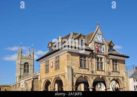 Guildhall avec l'église de St Jean le Baptiste derrière, Place de la Cathédrale, Peterborough, Cambridgeshire, Angleterre, RU Banque D'Images