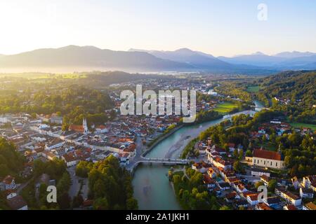 Bad Tolz et Isar, dans la lumière du matin, vue aérienne, Isarwinkel, Tolzer-Land, Haute-Bavière, Bavière, Allemagne Banque D'Images