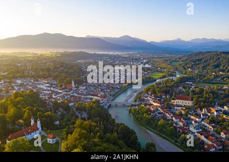 Bad Tolz et Isar, dans la lumière du matin, vue aérienne, Isarwinkel, Tolzer-Land, Haute-Bavière, Bavière, Allemagne Banque D'Images